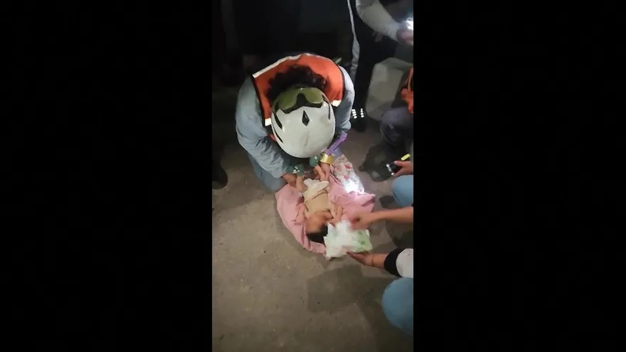 Imagen de AFP tomada de un video en redes sociales que muestra el rescate de un bebé recién nacido