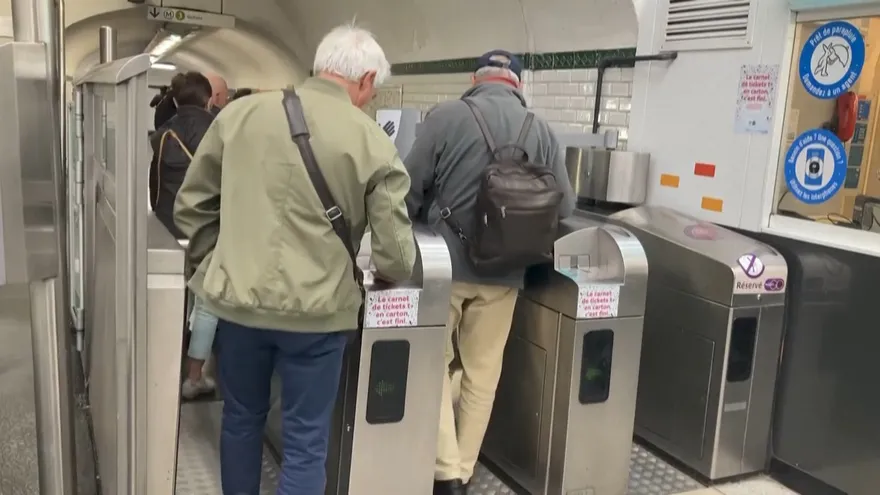 El metro de París dice adiós a los billetes de cartón