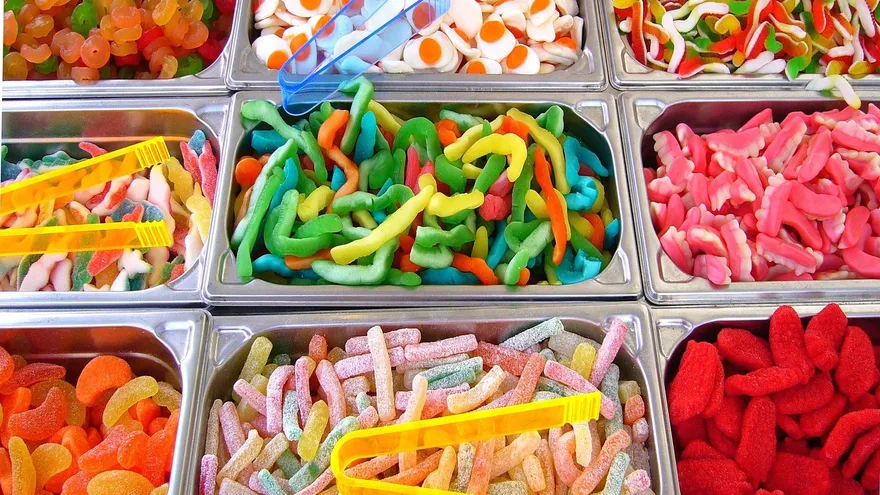 Cuide a su hijo: El exceso de golosinas puede causar obesidad, caries y trastornos digestivos, advierte el Minsa