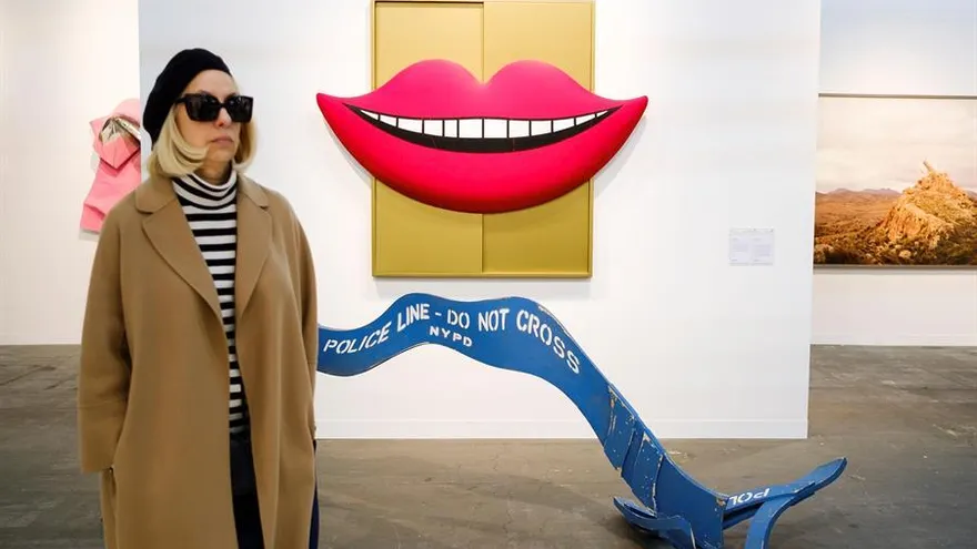 Una mujer fue registrada este miércoles al recorrer obras de los artistas Robert Lazzarini y Alfredo Aceto, en la feria The Armory Show, en Nueva York (EE.UU.).