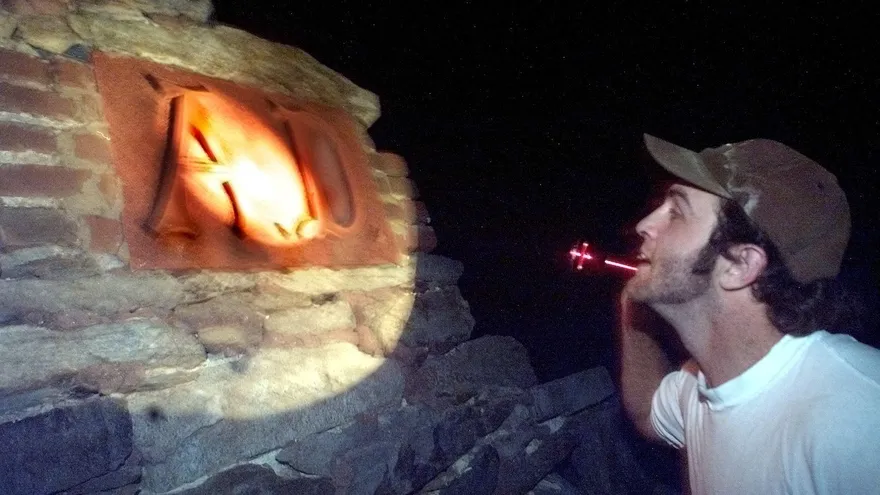 Chad Ormond, de 21 años, de Filadelfia, examina las ruinas de un establo de caballos de 1887 en los bosques del Black Hills Forest, el escenario de la película de verano “The Blair Witch Project”, el 6 de agosto de 1999, en Burkittsville, Maryland.