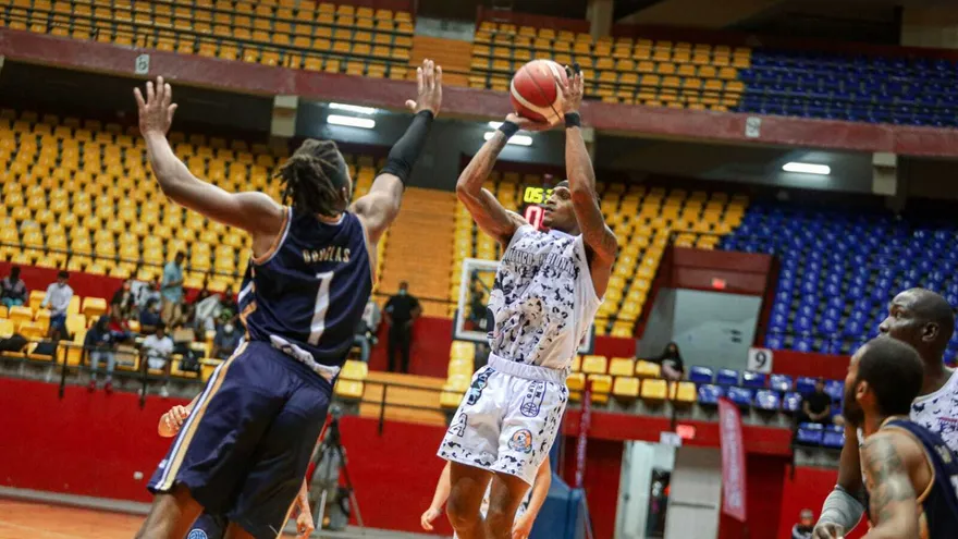 Acción del partido entre el Atlético Nacional y los Dragones de Don Bosco