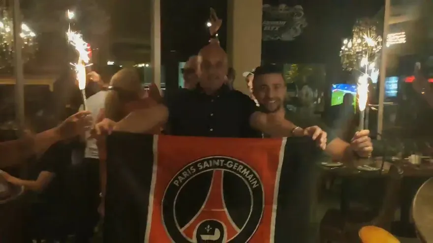 Seguidores del PSG celebran la victoria de su equipo en una cafetería en Lisboa