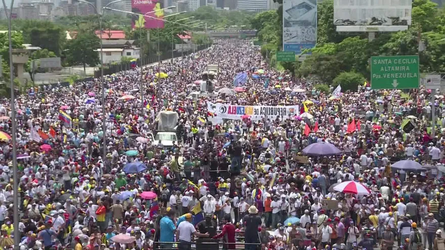 Más de 200.000 personas protestan contra Maduro en Venezuela