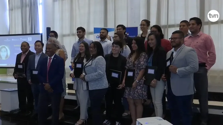 Entregan becas de la Senacyt