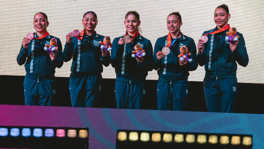 Integrantes del equipo de gimnasia artística de Panamá posan con la medalla de bronce de los Juegos Suramericanos Santa Fe 2026