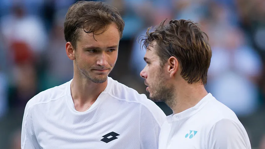 Stan Wawrinka (d) habla con el ruso Daniil Medvedev