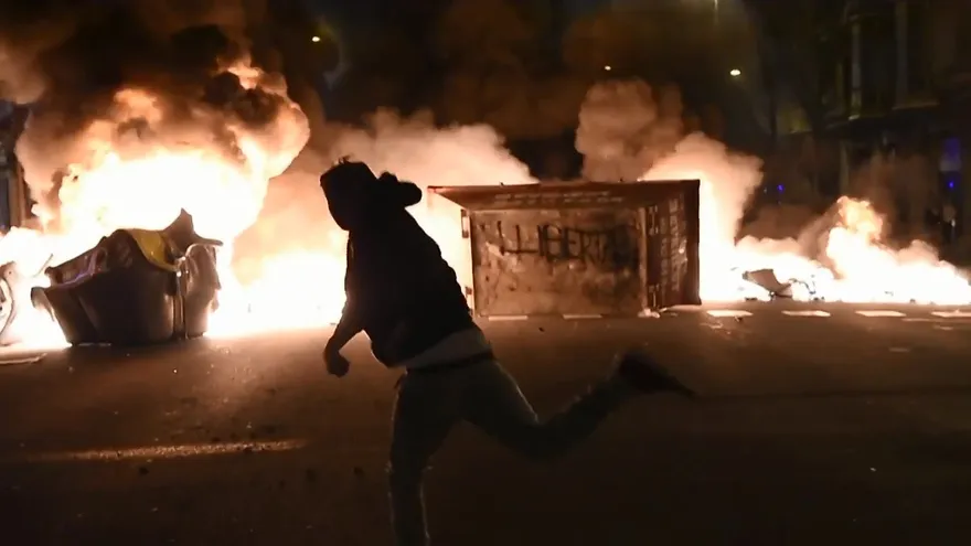 Tercera noche de disturbios en España tras controvertido arresto de rapero