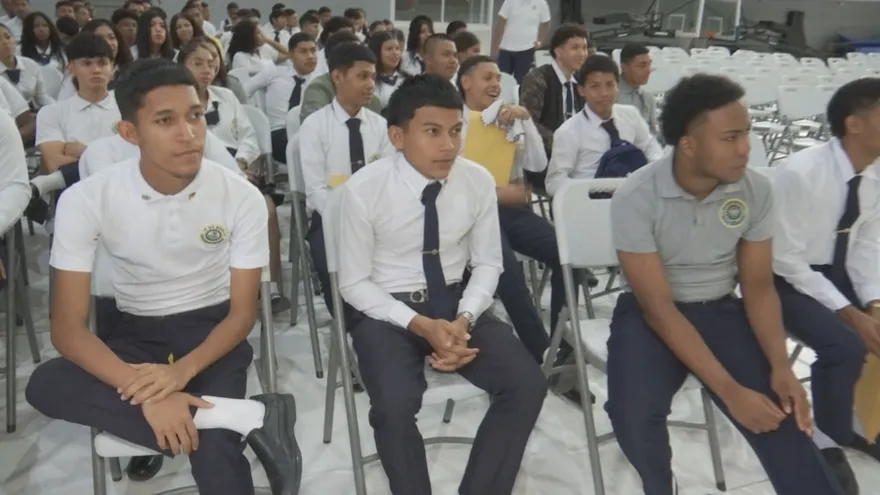 Graduandos del IPT San Miguelito cierran su etapa escolar y envían mensaje a quienes piensan desertar.