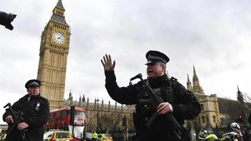 Varios heridos al ser arrollados por un coche en el puente de Westminster. Agentes de policía británicos permanecen en guardia tras un tiroteo ante el Parlamento en Londres, Reino Unido, hoy, 22 de marzo de 2017.
