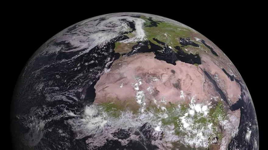 Fotografía facilitada por EUMETSAT, el Organismo Europeo para la Explotación de los Satélites Meteorológicos, de la primera fotografía del satélité meteorológico MSG-4, que se encuentra en una órbita geoestacionaria, a 36.000 kilómetros sobre la superficie de la Tierra.