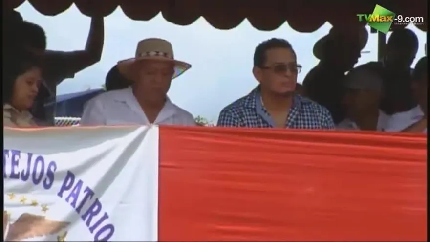 Receptor Carlos Ruiz homenajeado en fiestas patrias