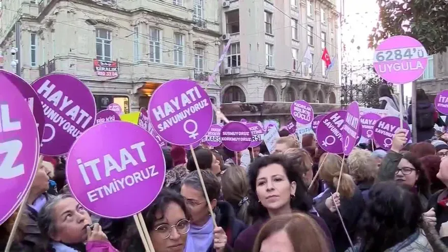La Policía lanza gas en la protesta contra la violencia machista en Estambul