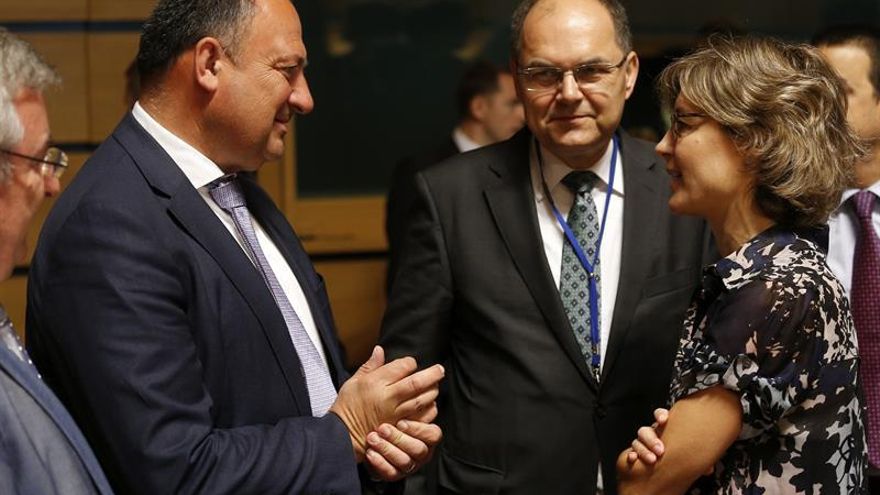 La ministra española de Agricultura y Pesca, Isabel García Tejerina, conversa con su homólogo alemán, Christian Schmidt, antes del comienzo de la reunión del Consejo de Ministros de Agricultura y Pesca de la Unión Europea en Luxemburgo .
