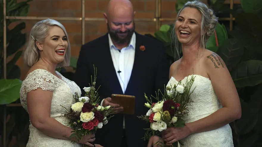 Australia comenzó hoy a celebrar oficialmente las primeras bodas entre personas del mismo sexo, después de que el Parlamento de Camberra aprobara el mes pasado la legalización de estas uniones.