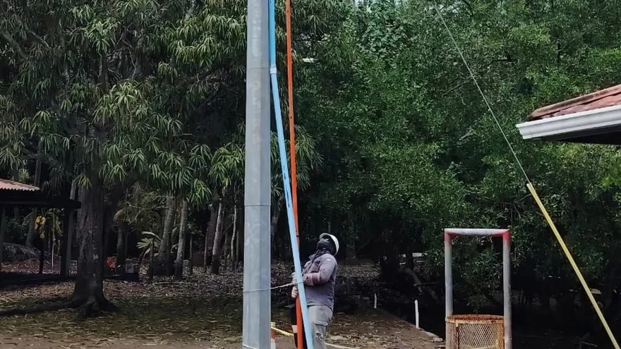 Personal restableciendo el suministro eléctrico en Isla Cañas