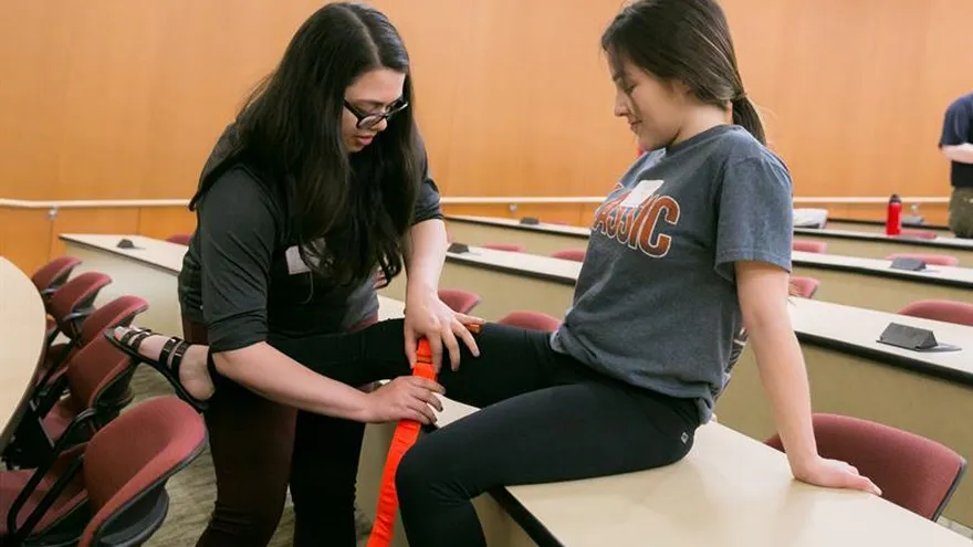 Fotografía cedida por la escuela de medicina Keck que muestra a estudiantes mientras reciben capacitación para detener un sangrado por heridas, este viernes, 30 de marzo de 2018, en Los Ángeles, California (EE.UU.).