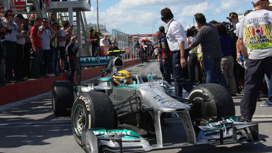 FIA reprende a Mercedes y a Pirelli