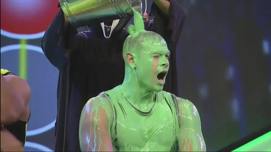 Unos cuantos baldazos de pintura recibieron los guerreros en el semáforo