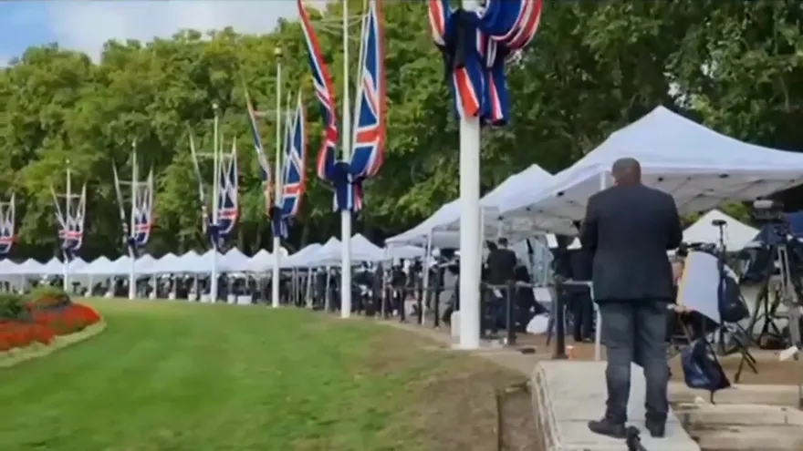 Miles de personas acuden al Palacio de Buckingham