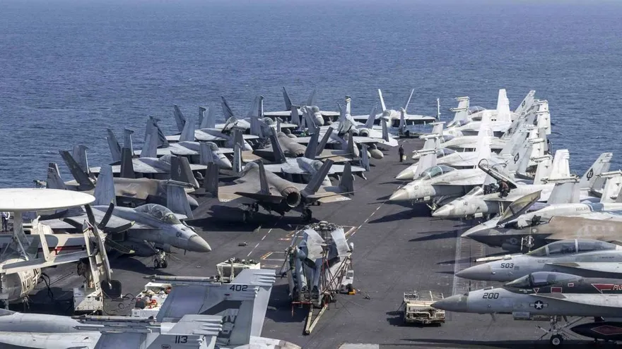 Aeronaves de la Armada y del Cuerpo de Marines de los Estados Unidos pertenecientes al Ala Aérea Embarcada (CVW) 9 en la cubierta de vuelo del portaaviones de clase Nimitz USS