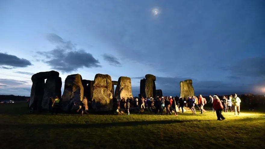 Centenares de personas se congregan en el conjunto megalítico de Stonehenge, situado en el suroeste de Inglaterra, Reino Unido, para celebrar el solsticio de invierno.