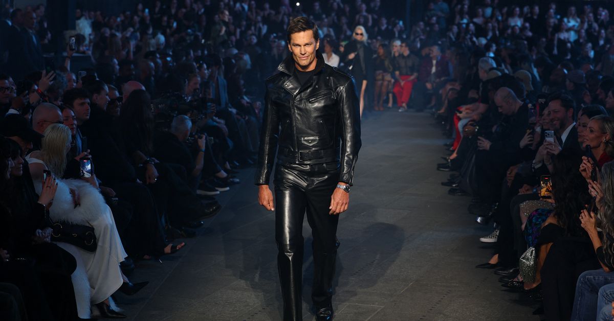 Tom Brady sorprende en Times Square con su debut como modelo en el desfile de Gucci Resort 2027
