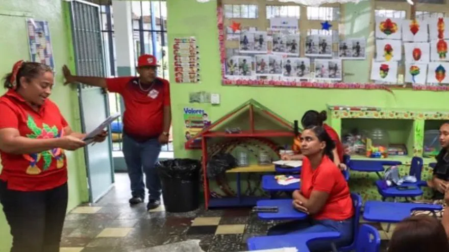 Padres de familia en un taller del programa Escuela para Padres