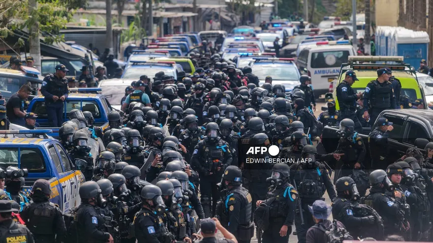 Miembros de la División de Fuerzas Especiales (FEP) de la Policía de Guatemala están desplegados en la entrada del Centro de Detención Preventiva de Hombres en la Ciudad de Guatemala