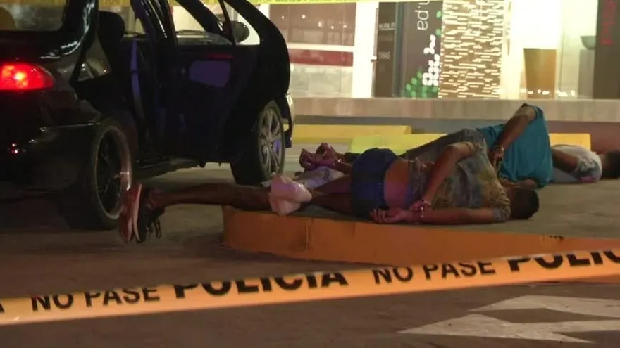 Capturan a cinco hombres por robar en paradas de autobuses