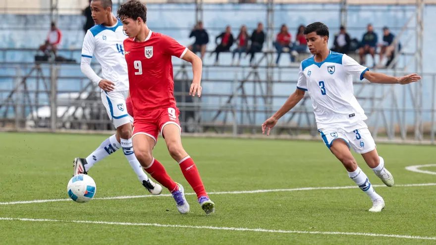 Thiago Chalmers (c) durante el partido entre las Selecciones de Fútbol Sub-16 de Panamá y Nicaragua