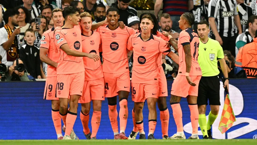Marcus Rashford (c) celebra con sus compañeros del Barcelona