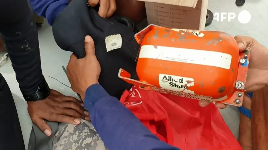 Recuperan una caja negra del Boeing accidentado en Indonesia