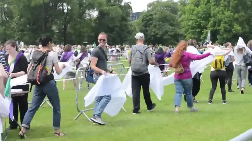 Conmemoran con una marcha multitudinaria el centenario del voto femenino en Reino Unido