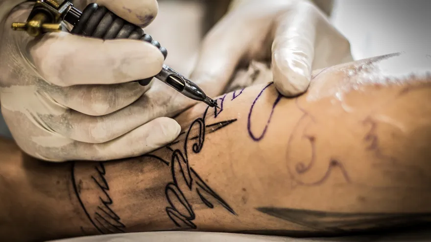 Foto ilustrativa de un tatuador