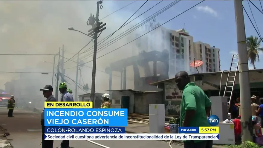 Bomberos atienden incendio de caserón en Colón