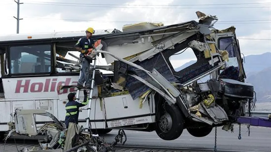 Así quedó el autobús tras el accidente de tránsito.