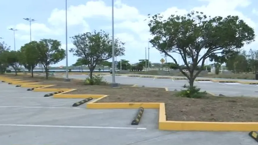 Alcaldía evalúa cobro de estacionamientos por uso de terreno en El Chorrillo, descartan tarifas en la Cinta Costera