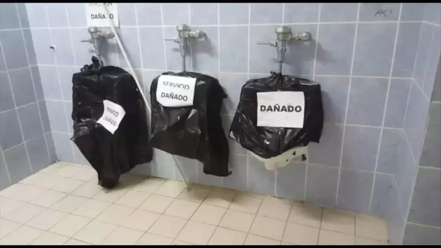Protestan por problemas en baños de escuela Manuel E. Amador