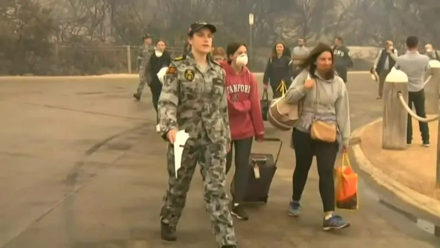 Marina australiana evacúa ciudad cercada por los incendios forestales
