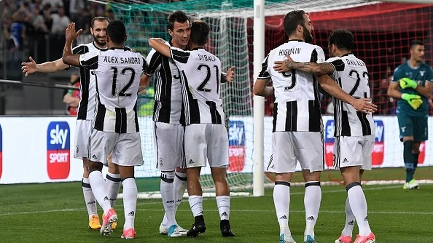 Jugadores de la Juventus se felicitan tras ganar la Copa de Italia ante la Lazio