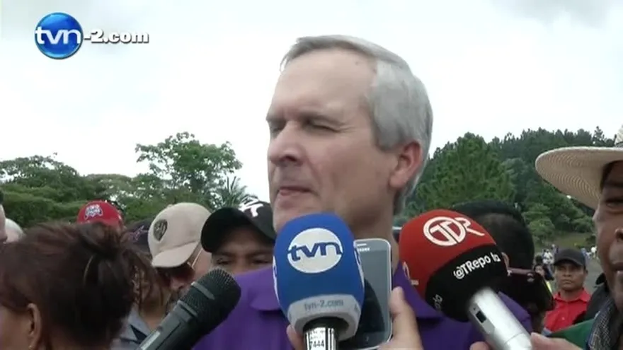 Ministro Alemán fustiga a Martinelli