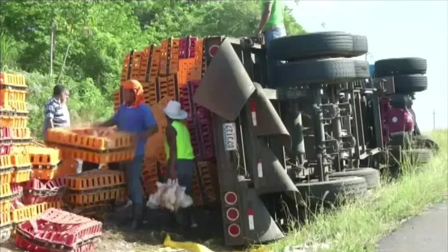 Camión cargado de pollos se volcó en Coclé