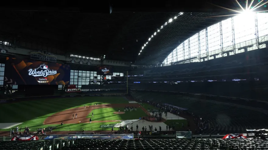 Peloteros entrenan para el primer partido de la Serie Mundial en el American Family Field