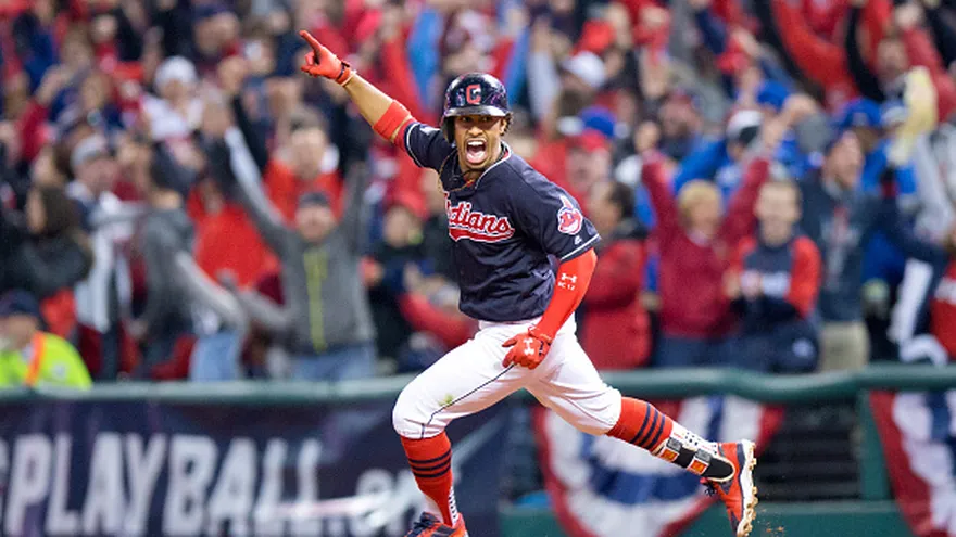 Francisco Lindor celebra al batear un cuadrangular de dos carreras