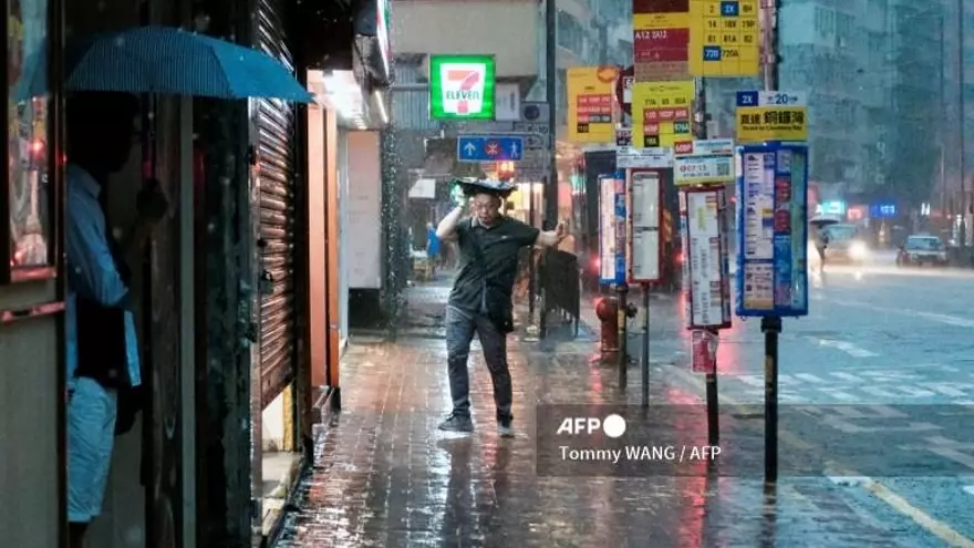 Un hombre camina bajo la lluvia en Hong Kong