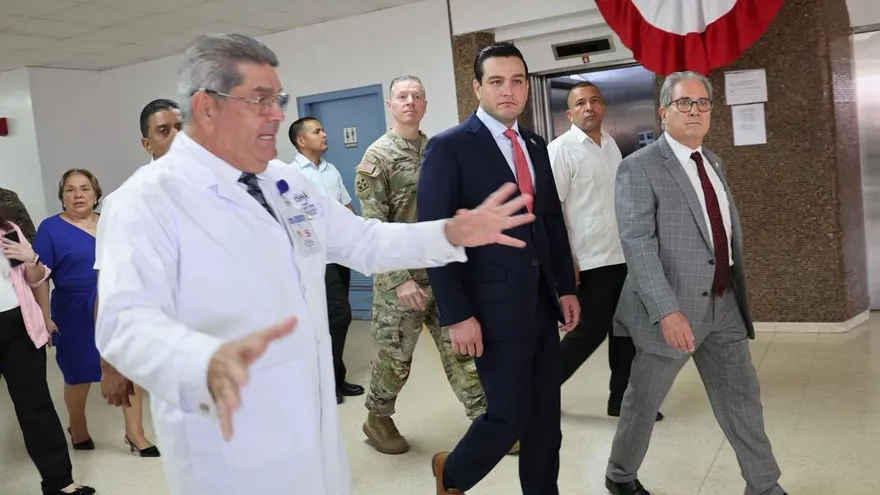 El embajador de los Estados Unidos, Kevin Marino Cabrera y el ministro de Salud, Fernando Boyd Galindo.