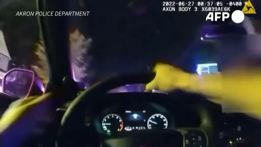 Este video difundido el domingo por la policía causó conmoción en Estados Unidos.