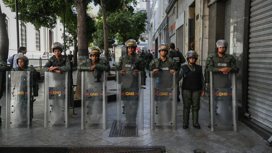 Agentes de la Guardia Nacional bloquean el paso de periodistas hacia la sede de la Asamblea Nacional este martes, en Caracas (Venezuela)
