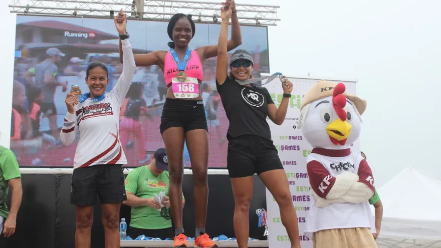 Magdaline Jepkoelch (c) en lo más alto del podio.